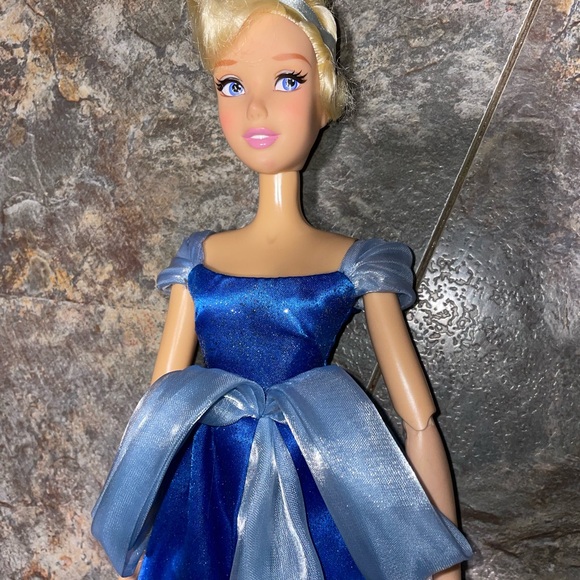 Disney Cinderella 17 inch singing version - Picture 2 of 3